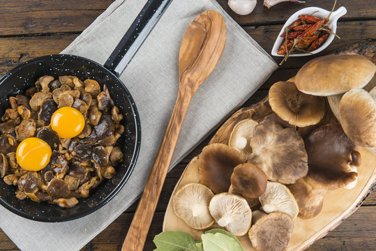 Variedad de setas y huevos e ingredientes para su cocina 