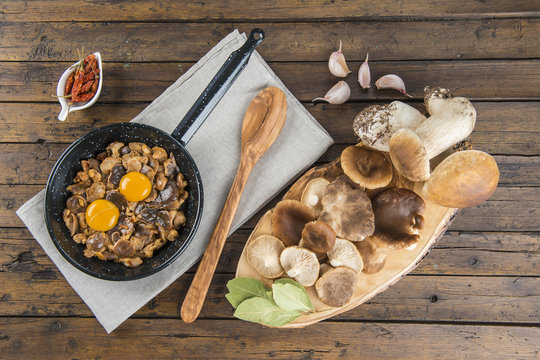 Variedad de setas y huevos e ingredientes para su cocina 