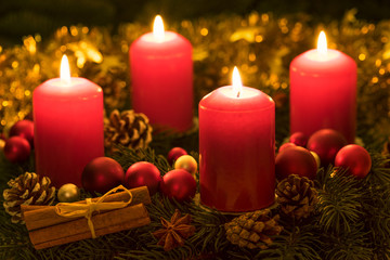 Adventskranz mit Kerzen