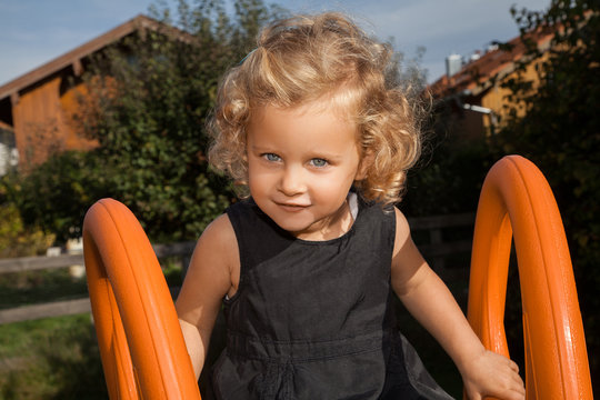 kleines M&auml;dchen will eine rutsche runter rutschen