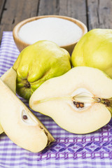 Frutos y azúcar para la elaboración del dulce de membrillo