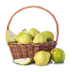 Cesta con membrillos maduros aislada sobre fondo blanco