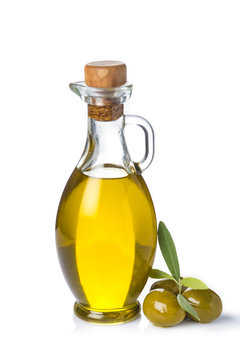 Aceite de oliva virgen y aceitunas verdes con hojas aislado