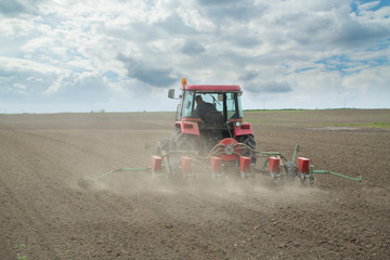 Obraz premium Farmer sowing crops at field