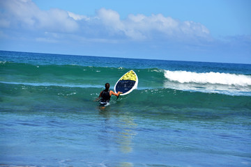 mujer practicando sup