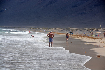 Obraz premium caminando por la playa de famara
