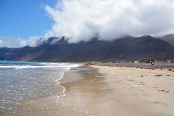 caminando por la playa de famara