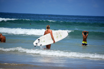mujer sexy practicando surf