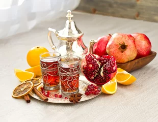 Foto auf Acrylglas Traditioneller arabischer Tee mit Metall-Teekanne und Früchten © Sa Scha