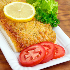Gebackener Fisch  mit  Salat