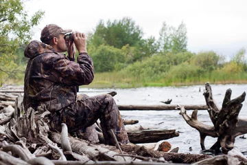 Gardinen Mann mit Fernglas auf der Jagd © rodimovpavel