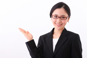 案内する若いOL
