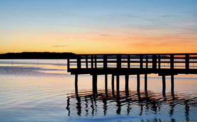 Naklejka na ściany i meble Molo di legno sul lago al tramonto