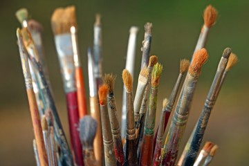 Obraz premium set of brushes used by a painter in painting workshop