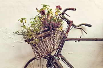 Deurstickers Retro stijl afbeelding van een oude fiets met mand © Martin Bergsma