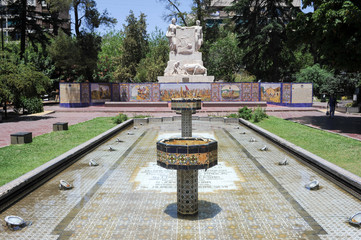 Obraz premium Fountain and monument at Spain square in Mendoza