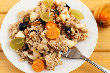 oat muesli with berries, healthy breakfast