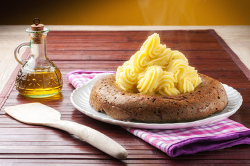 Torta di carne con purè di patate su un piatto