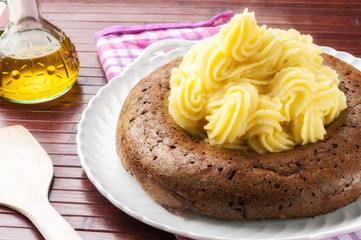 Torta di carne con purè di patate su un piatto