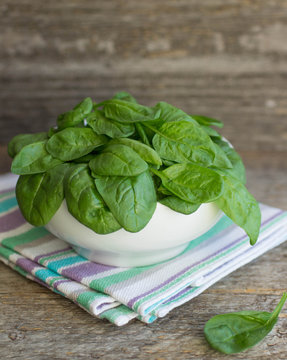 baby spinach in a white plate