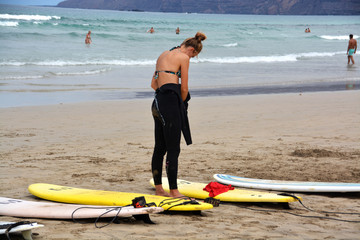 mujer practicando surf