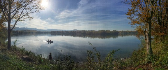 Landschaft am Breitenauer See mit Ruderboot