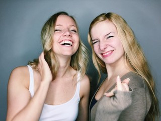 Freundinnen machen Quatsch zusammen