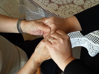 Madre e figlia che si sostengono