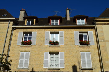 Façade d'immeuble avec géraniums