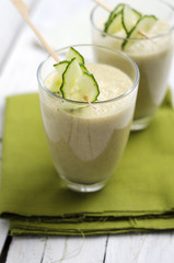 Grüner Smoothie mit Gurkenspießen
