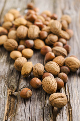 Nussmischung auf Holztisch