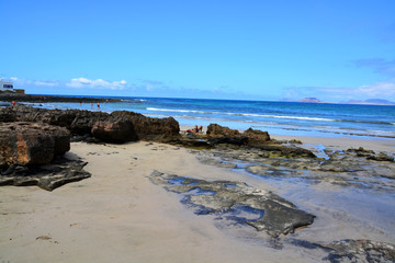 Fototapeta na wymiar Panorámica de una playa rocosa