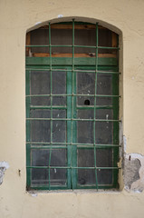 Obraz premium Old green window with broken glass