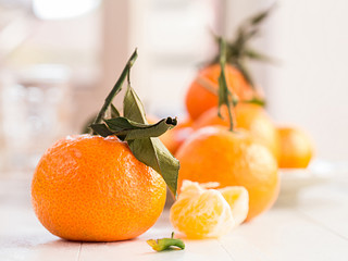 Mandarinen mit Blattgrün auf einem Tablett