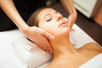 Obraz na płótnie Canvas Woman enjoying a massage