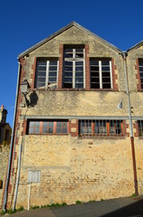 Façade d'un ancien bâtiment industriel.