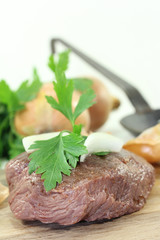 Straußensteaks mit Zwiebeln