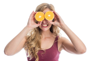 Frau hält Orangenscheiben auf die Augen