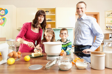 Junge Familie in der Küche beim backen