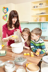 Junge Familie in der K&uuml;che beim backen