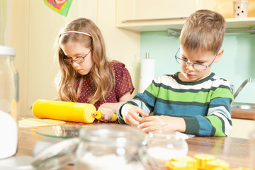 Kinder in der K&uuml;che beim backen