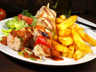 Schaschlik mit Pommes Frites