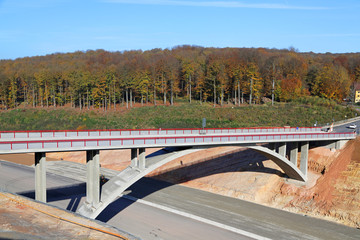 Fototapeta na wymiar Bogenbrücke über Autobahn