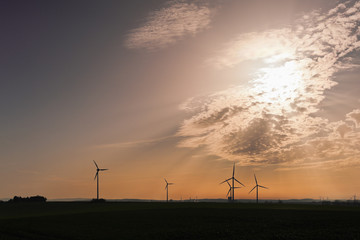 Fototapeta na wymiar Windkrafträder - Gegenlicht - Wolken und Himmel