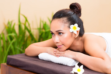 Obraz na płótnie Canvas Indonesian woman in wellness day spa