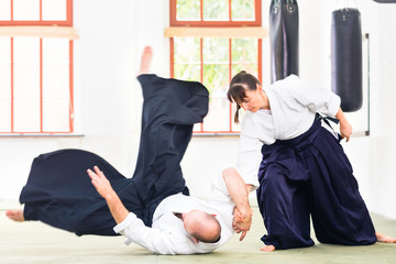 Fototapety  Mężczyzna i kobieta walczący w szkole sztuk walki Aikido