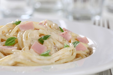 Spaghetti Carbonara Nudeln Pasta Gericht mit Schinken