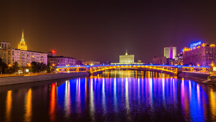 Fototapeta na wymiar View of Smolensky metrobridge and White House in Moscow