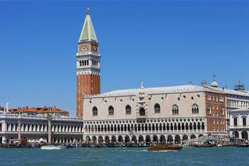 Fototapeta na wymiar Doge's palace and Campanile on Piazza di San Marco