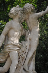 Statue couple dans jardin